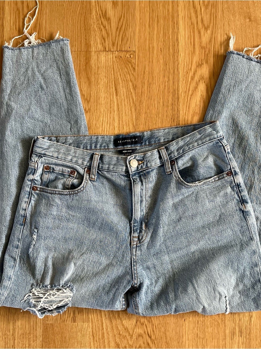 Aéropostale Women’s Light Wash High Rise Distressed Mom Jeans Raw Hem Size 10